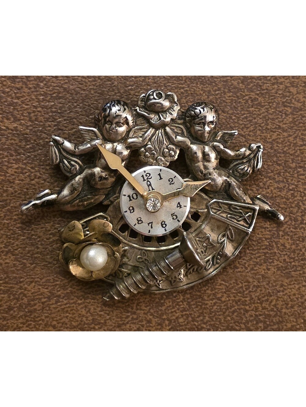 Vintage Silver Tone Cherubs Angels & Clock Dial Novelty Brooch Pin